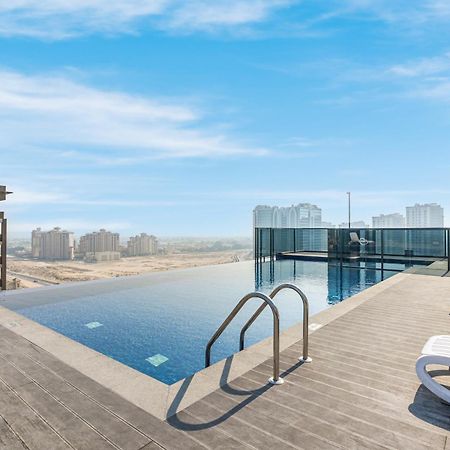 Modern Home In Sports City With Rooftop Pool Дубай Екстер'єр фото