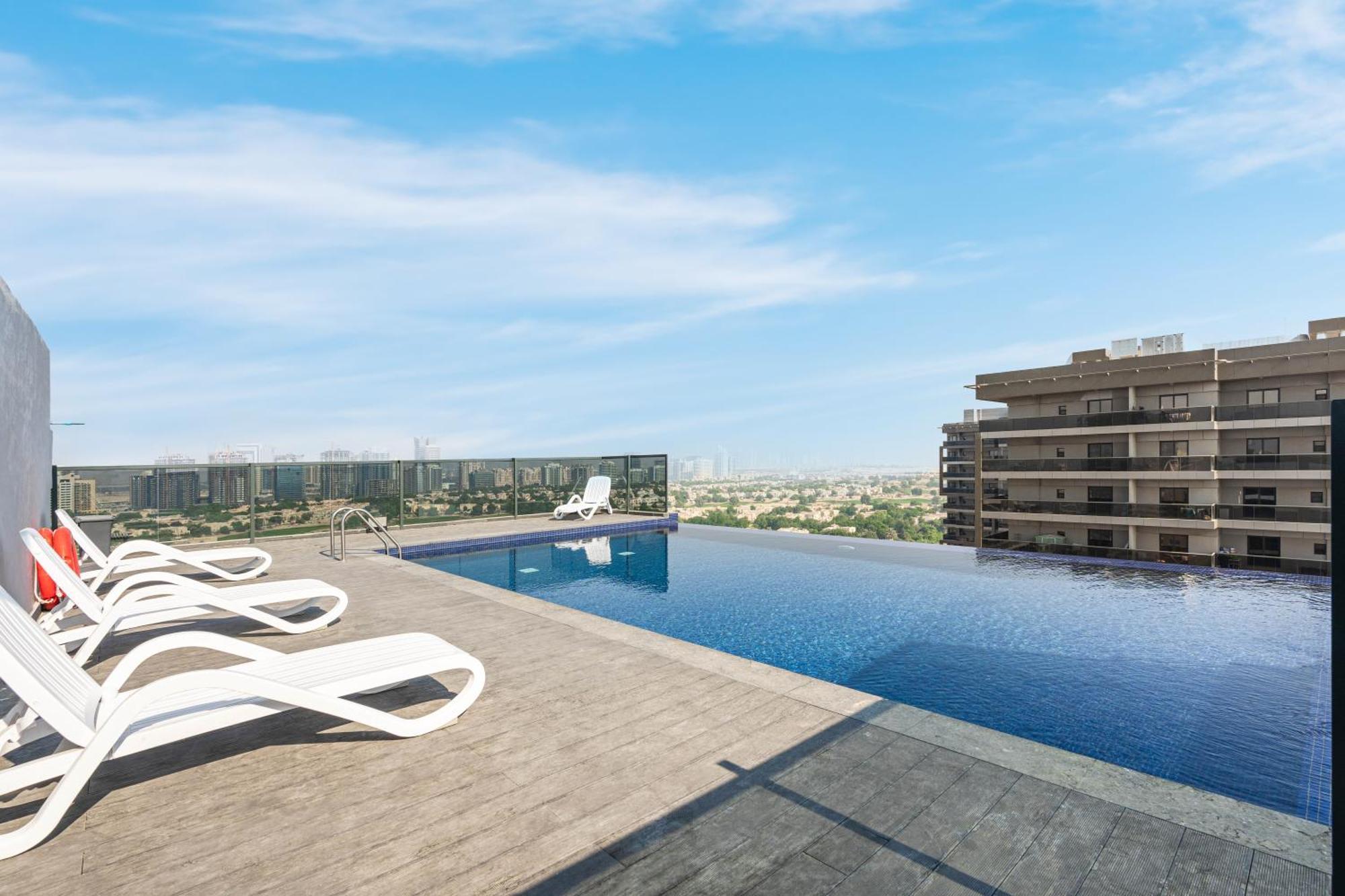 Modern Home In Sports City With Rooftop Pool Дубай Екстер'єр фото